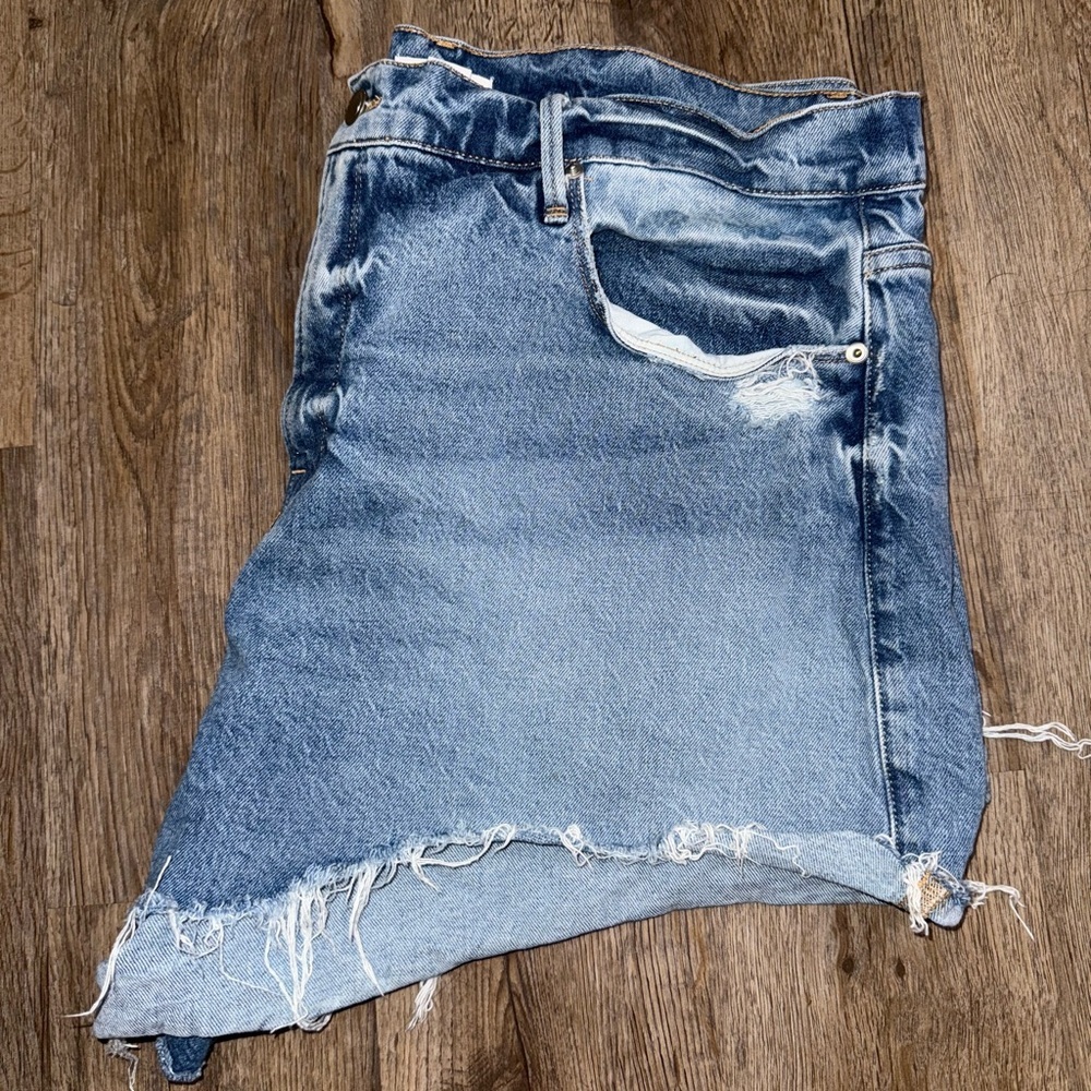 Good American • Good 90’s Distressed Denim Shorts - Picture 9 of 10